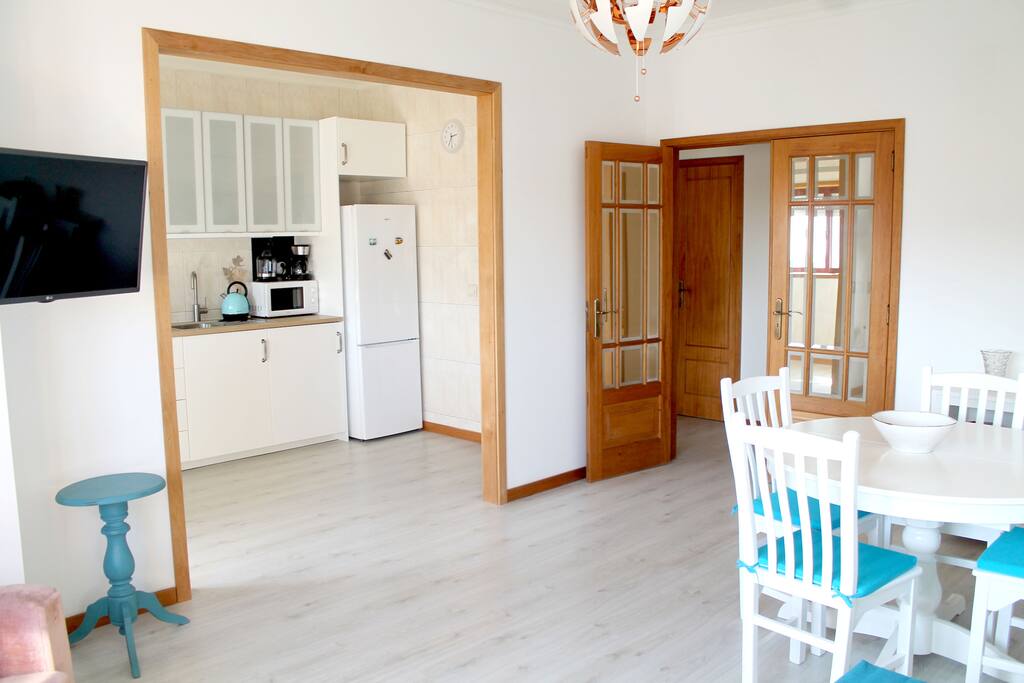 Espaço aberto e fluido entre cozinha e sala