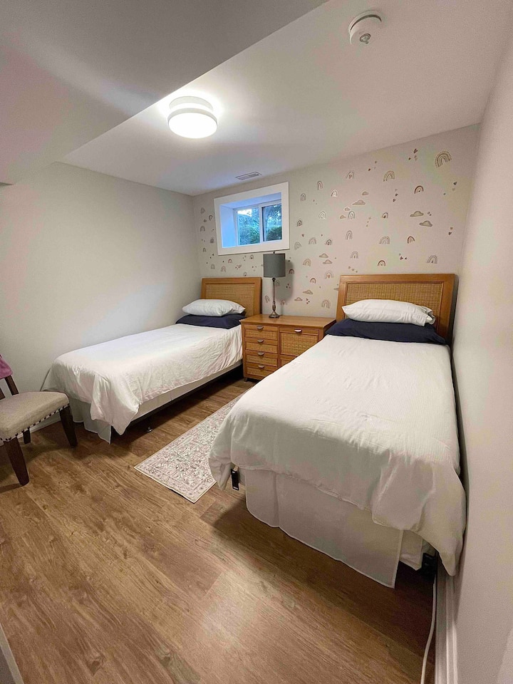 Spálňa s dvoma oddelenými posteľami na nižšej úrovni