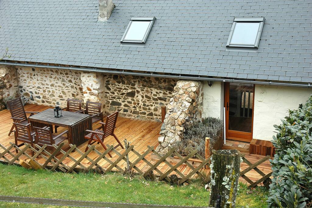 Prive-terras achterzijde met middagzon