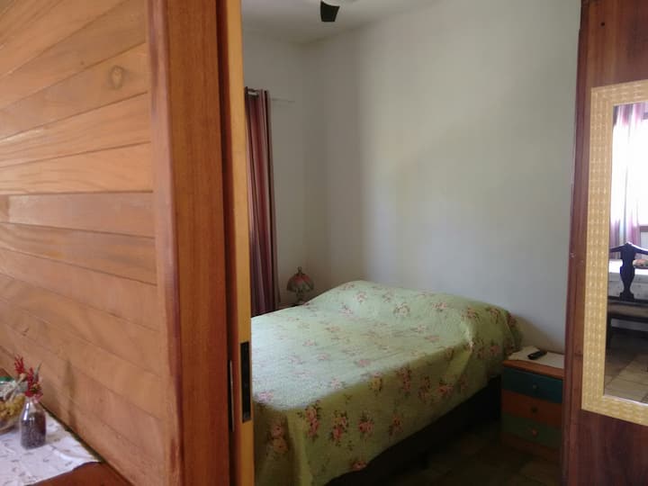 Ხის კედელი, რომელიც გამოყოფს მისაღებ ოთახსა და სამზარეულოს გარემოს აპარტამენტისგან.