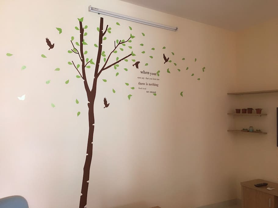 Green from real to picture on the wall