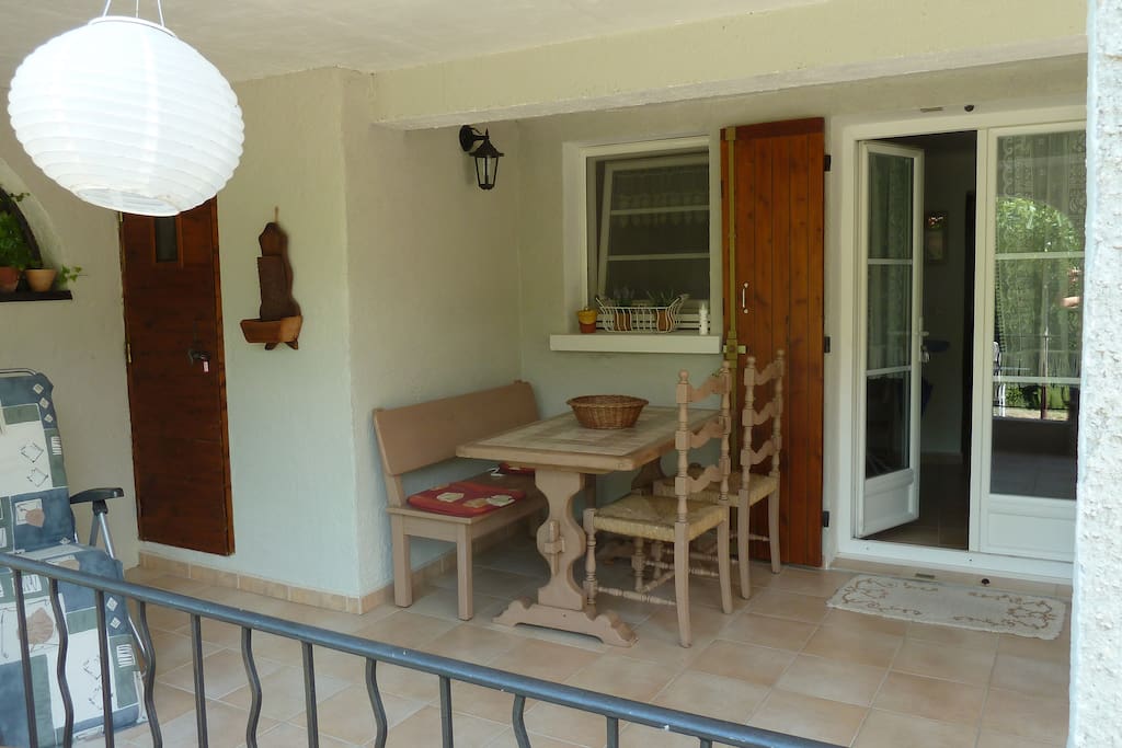 Entrée, terrasse couverte