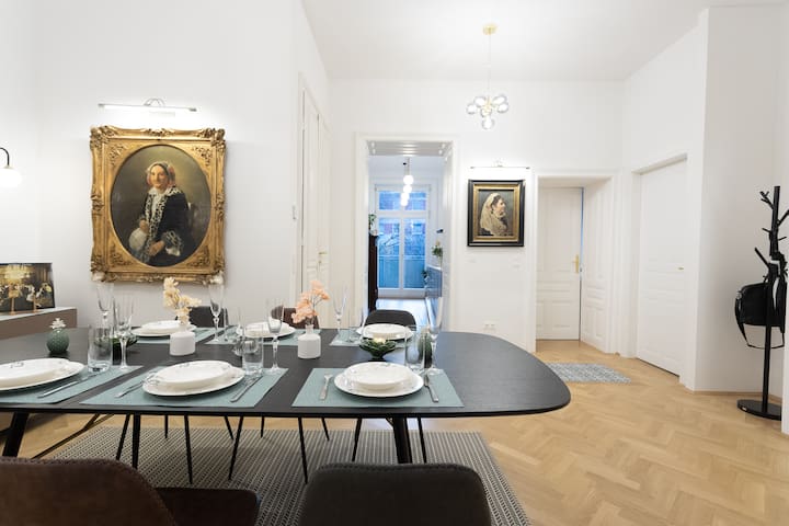 Imperial Suite 3BR w/ AC & Balcony for Fam &Groups