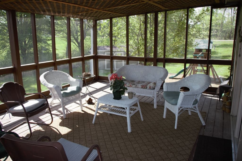 Screened in back porch. Great for morning coffee or relaxing evening.