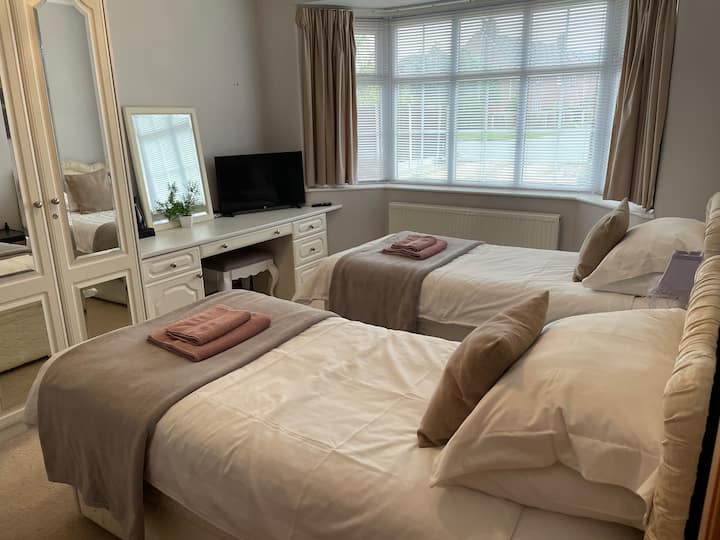 Twin room ( 2 of 4 ) in Knutsford, Cheshire Bungalows for Rent in