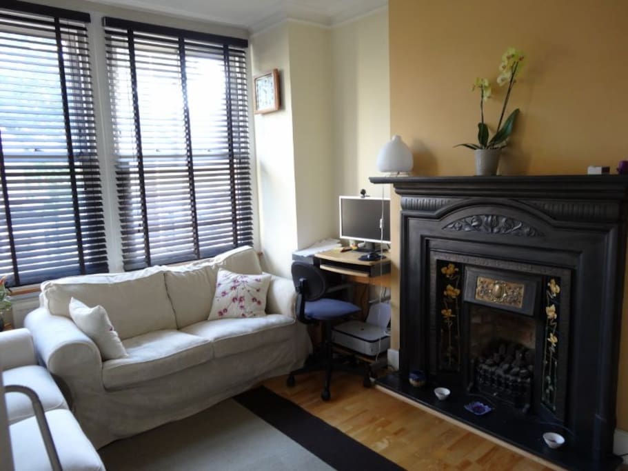 Periodical living room with a fireplace