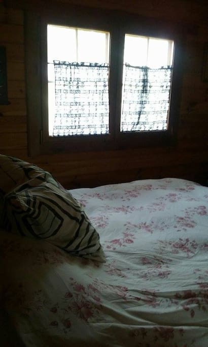 Dormitorio con cama de matrimonio