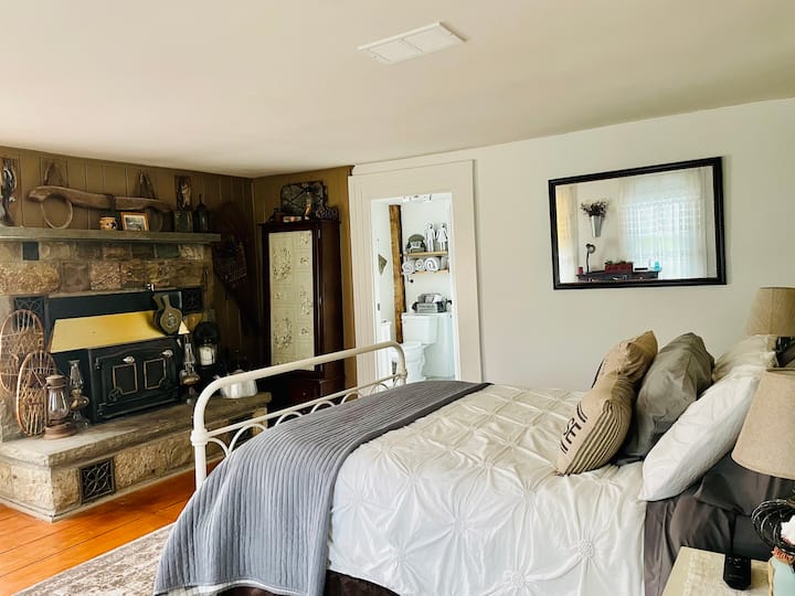 Dhomë gjumi master në katin e poshtëm me banjë master të bashkangjitur 