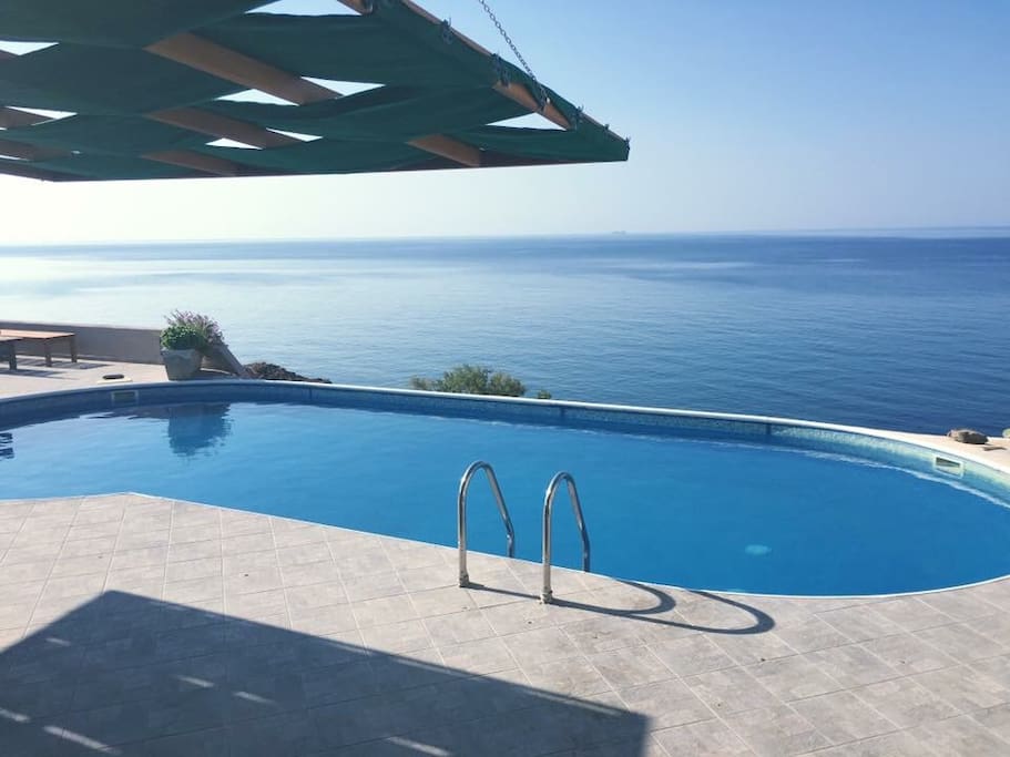 Located at the very edge of the cliff, our shared pool boasts spectacular scenery and is the perfect place to wind down with a shower, sun loungers, chairs and shade