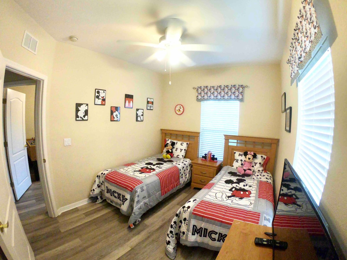 החדר של מיקי שתי מיטות נפרדות, ממוקם בקומה השנייה