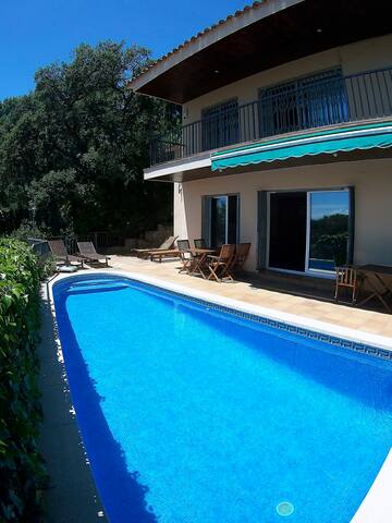 Villa with sea views, private pool, near beach gallery image 5