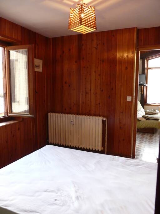 La chambre avec un lit double