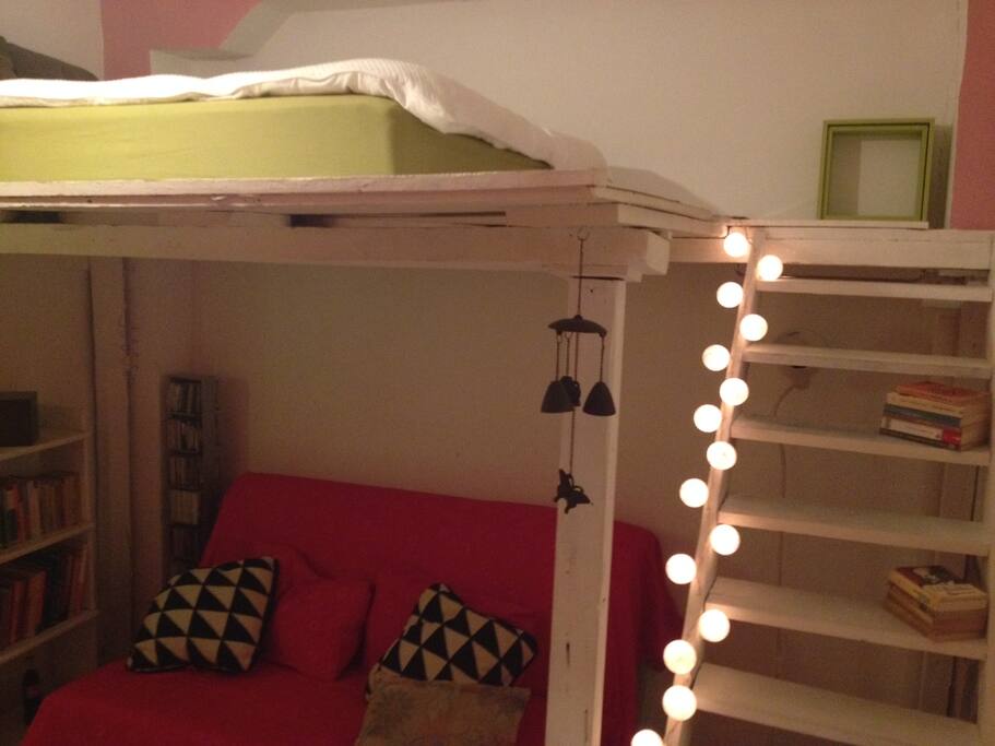 Cama de matrimonio en altillo, de estructura firme y escaleras amplias y cómodas.