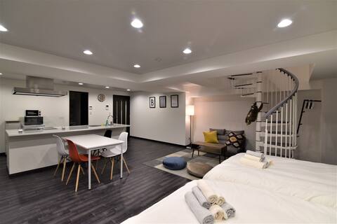 Walking distance to everyone!Near Convenient Store!It can accommodate up to 8 people!
