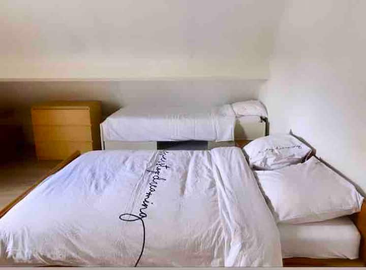 1 cama individual y doble.
