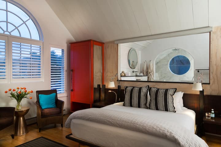 Custom Made King Bed in the very private Tree House accommodation. Magnificent river views from the bed. 