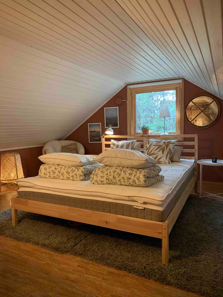 Sovloft på övervåningen med 160 cm bred säng. Öppen planlösning på loftet. Det finns även två barnsängar på loftet. Se bilder.