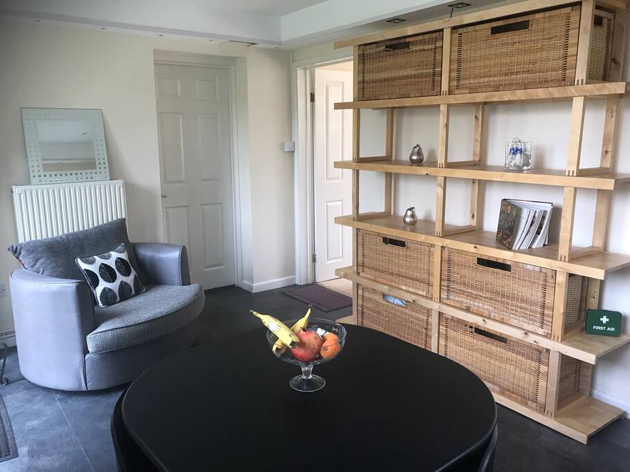 Entrance, dinning and kitching area.
Facilities: toaster, kettle, microwave, fridge, toasting machine, no sink or oven.
