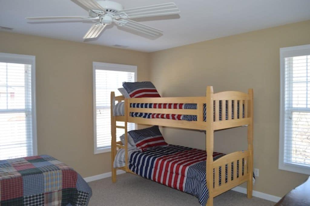 Krevat marinari në katin e sipërm të dhomës së