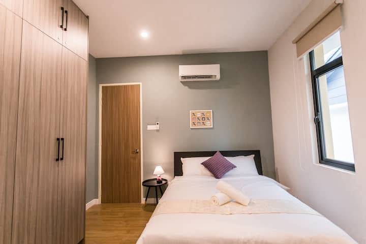 2楼4号卧室配有标准双人床和空调