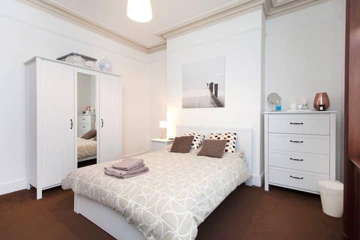 R2 Double Bedroom Detached House with Parking