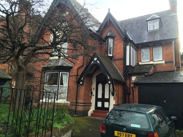 Room with ensuite-Grade 2 listed home in Edgbaston