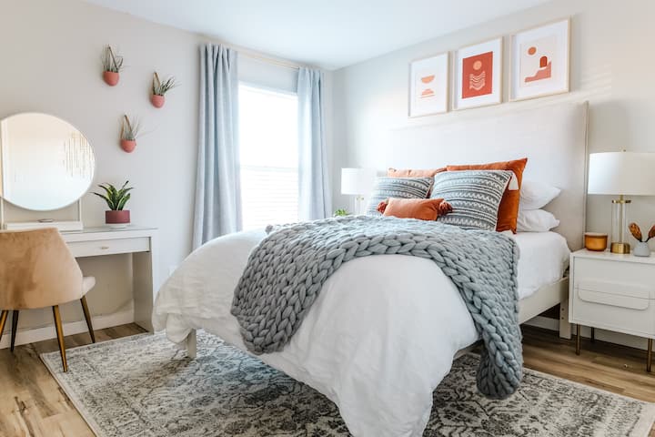 Spálňa 1 je vybavená luxusnou manželskou posteľou a písacím stolom, aby ste mohli pracovať a oddýchnuť si v tom istom priestore.