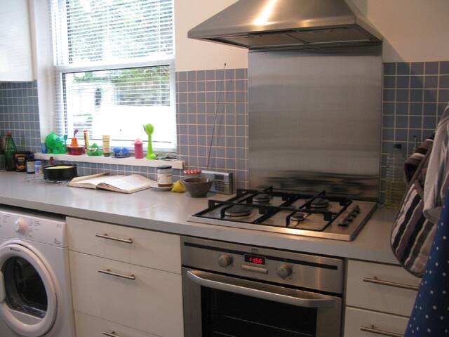 “Blue heaven”-chic House in quiet central location gallery image 4