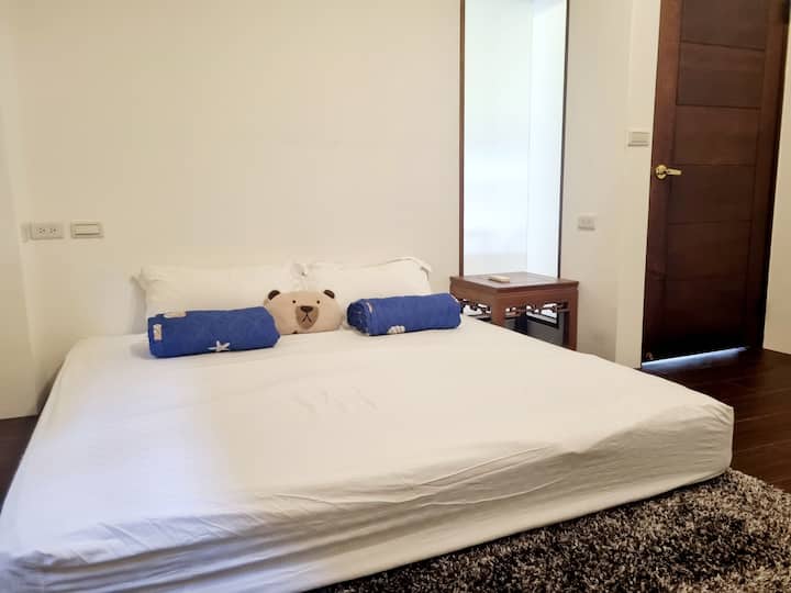 Shtëpia e banimit në katin e parë të ndërtesës së përparme