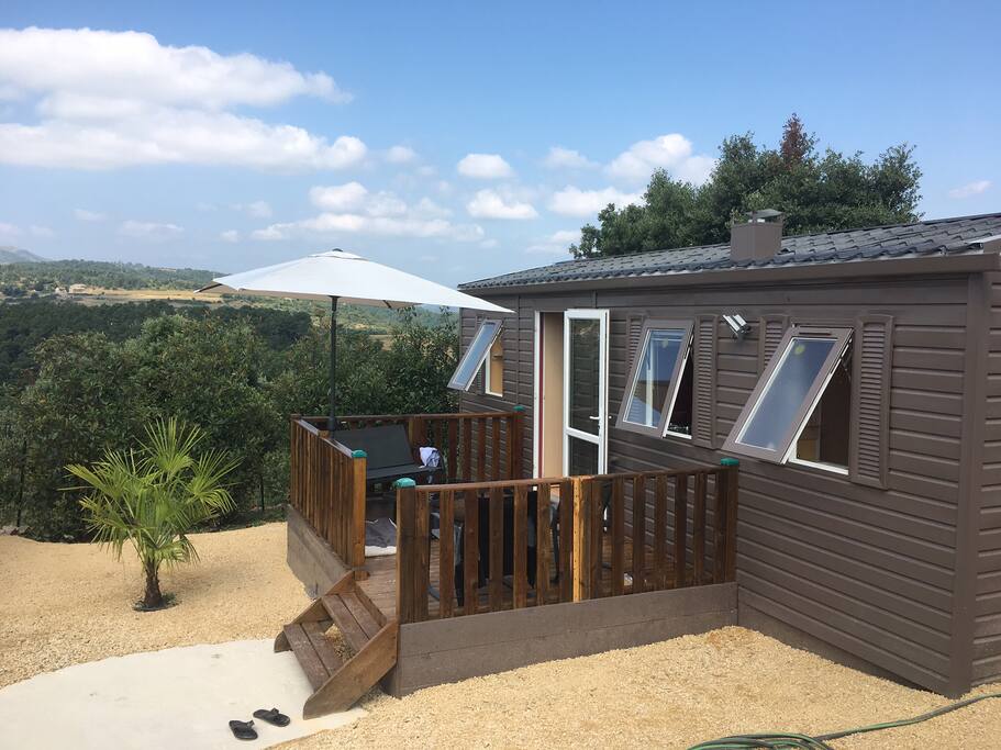 Bungalow avec terrasse et salon de jardin