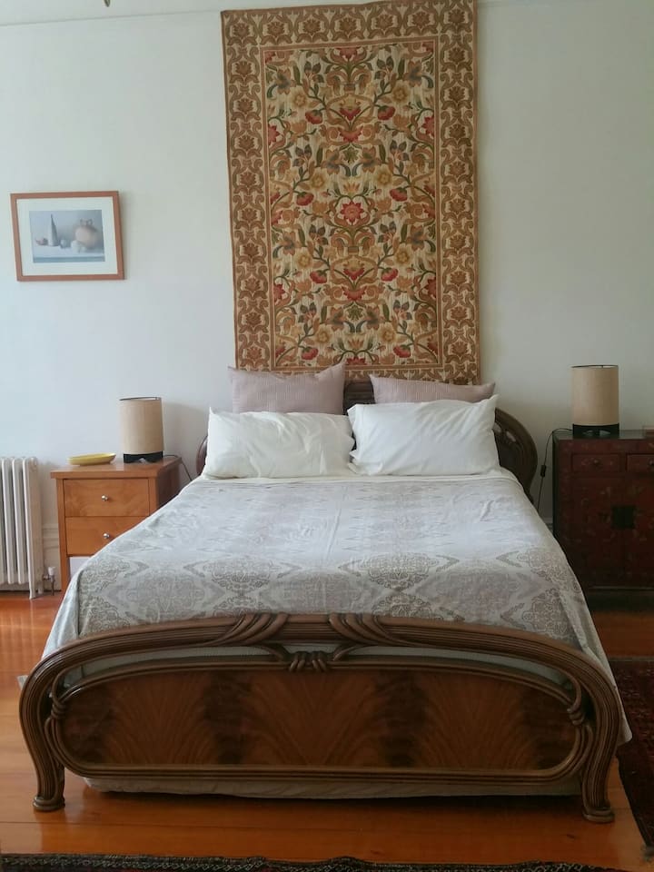 СПАЛНА СОБА 1. Оваа спална соба е долу со прозорец на заливот и црн мермерен камин. Тоа е голема соба 7 метри x 4,5 метри. 