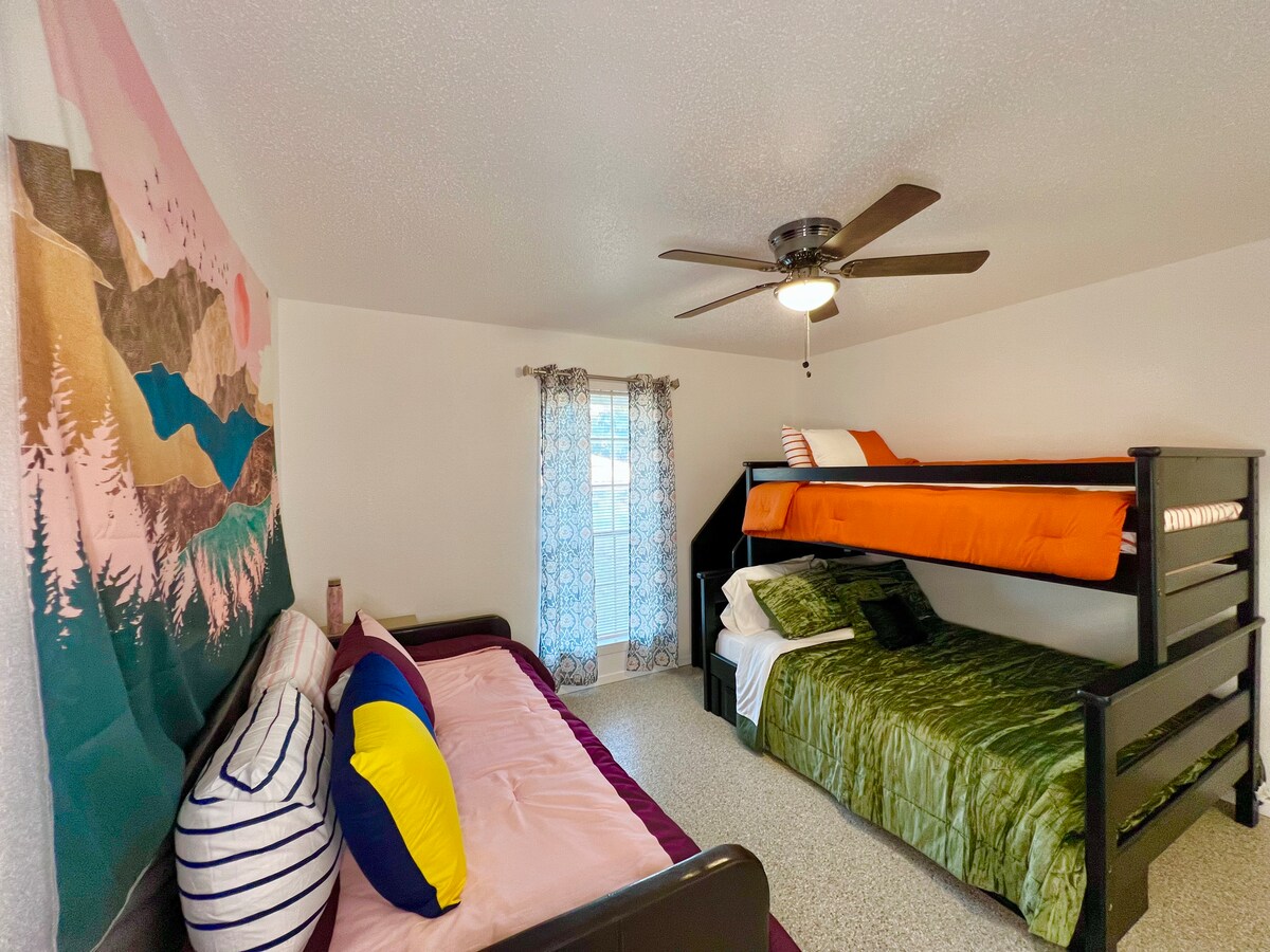 เดย์เบด - เตียงเดี่ยว 2 หลัง
เตียงสองชั้น - 1 เต็ม 1 เตียงเดี่ยว 