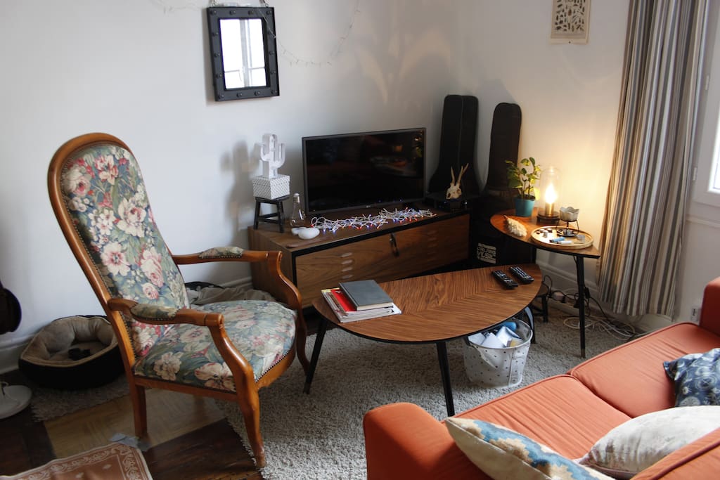 Le coin salon avec canapé 2 places, fauteuil, télé et wifi.