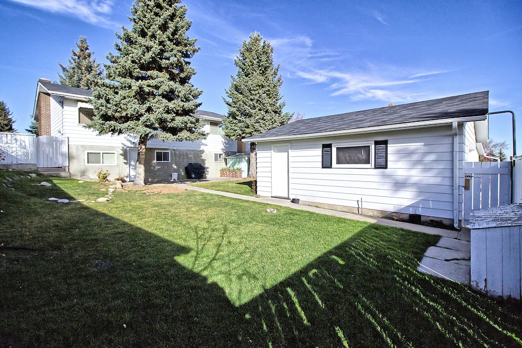 WALKOUT TO PATIO IN FENCED YARD WITH DOUBLE DETACHED GARAGE