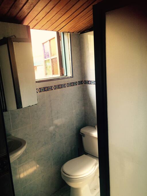 Baño completo con ducha caliente todo el día y noche.