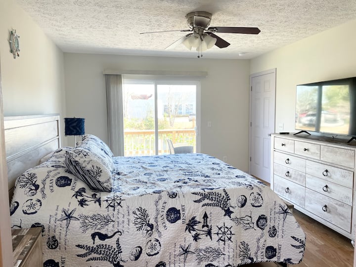 غرفة النوم الرئيسية مع تلفزيون وإمكانية الوصول المباشر إلى الحمام 