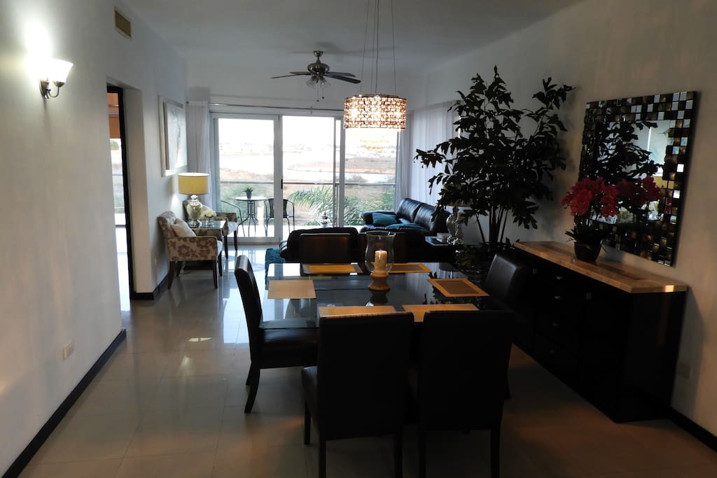 Sala comedor con vista a la marina.