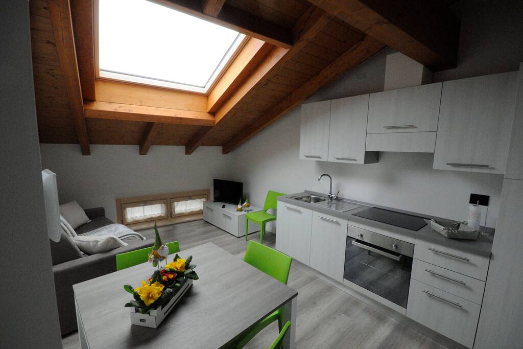 ZONA GIORNO
Cucina-Frigo-Forno-Lavastoviglie-
Tavolo- Divano Letto -Televisione satellitare