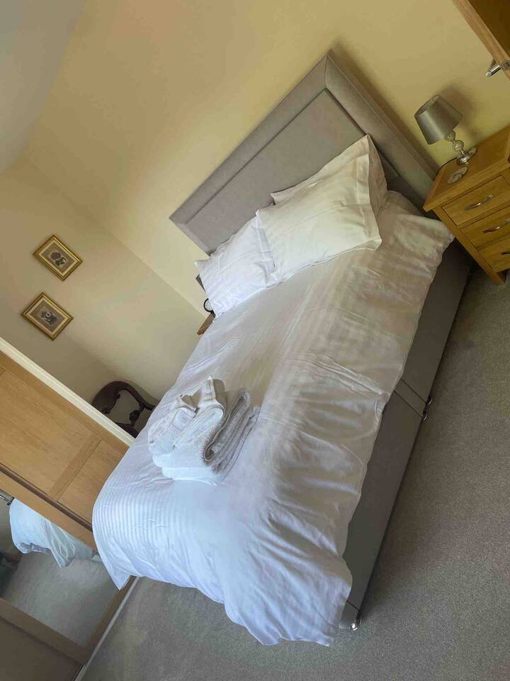 غرفة نوم بسرير كبير