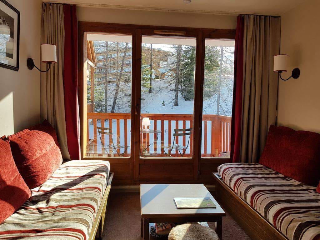 Popular Airbnb listing: Apart. 5 people swimming pool and parking in Vars