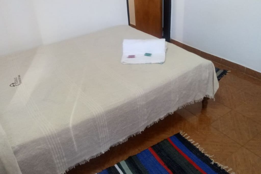 Dormitorio con cama matrimonial con baño privado y a.a o calefacción.