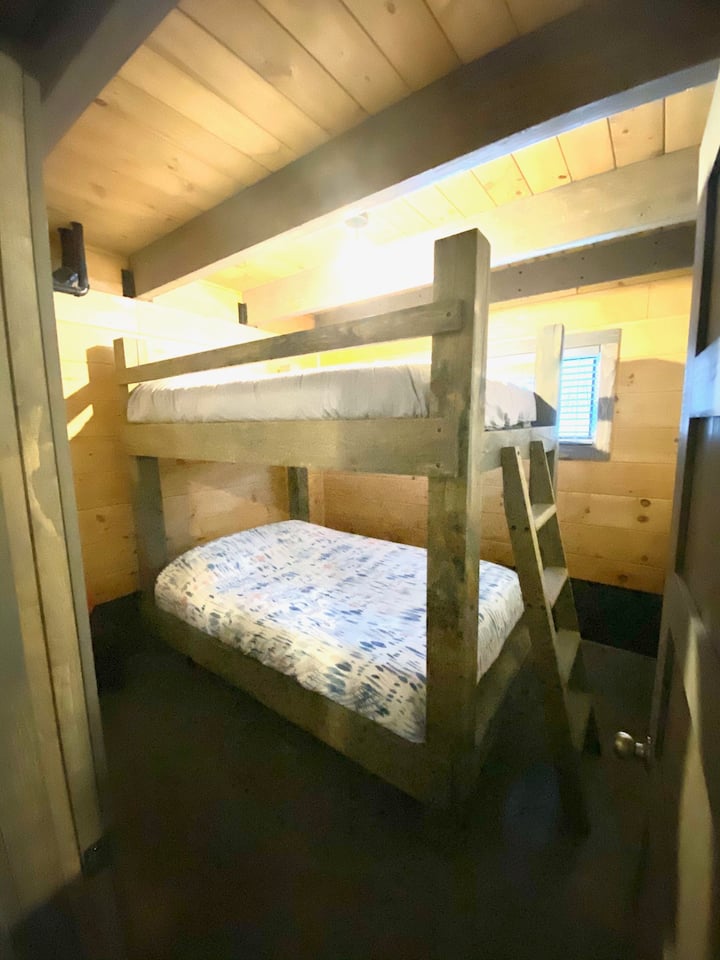 Habitación no.3 con litera con 60 pulgadas.
