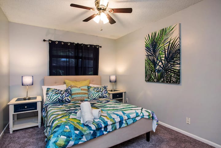The tropical theme continues in the second bedroom which has a queen sized bed with ceiling fan.
