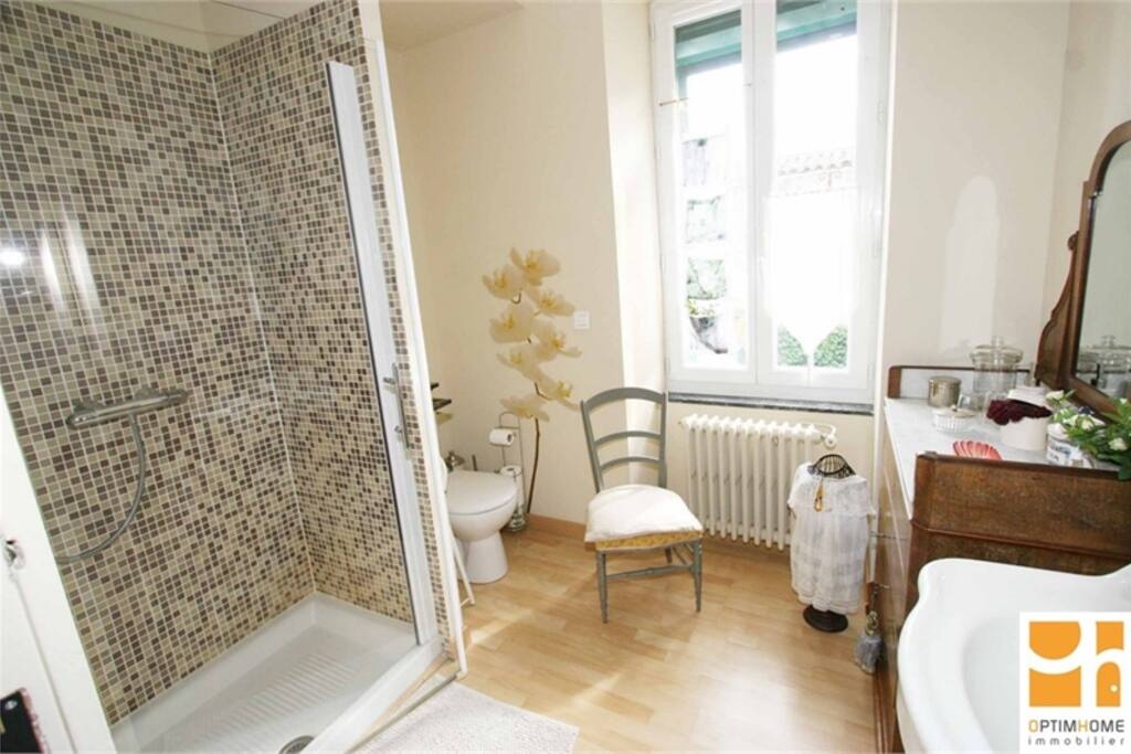 Salle de douche et WC attenant à la chambre . Donne sur le jardin.