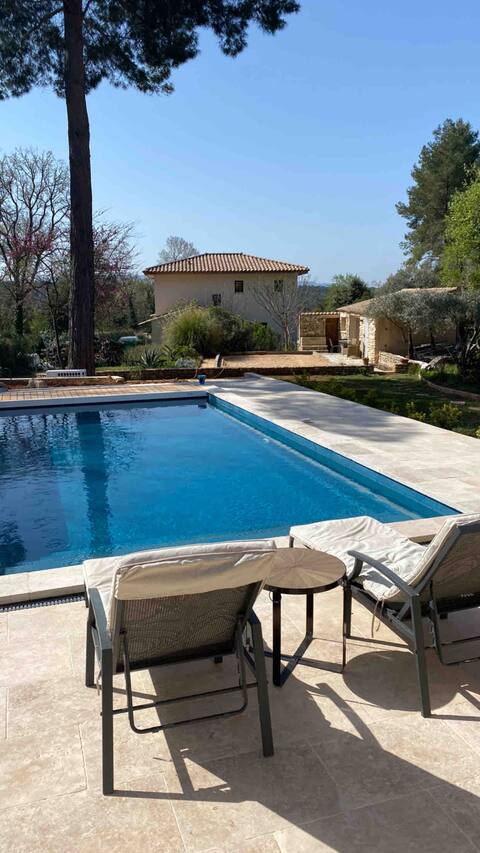 Superb cottage- heated swimming pool near Aix en Pce
