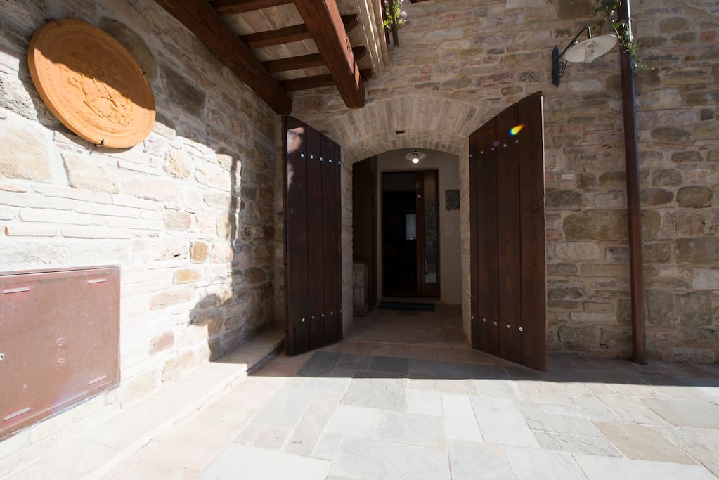 The entrance to Casa dell'Arco apartment