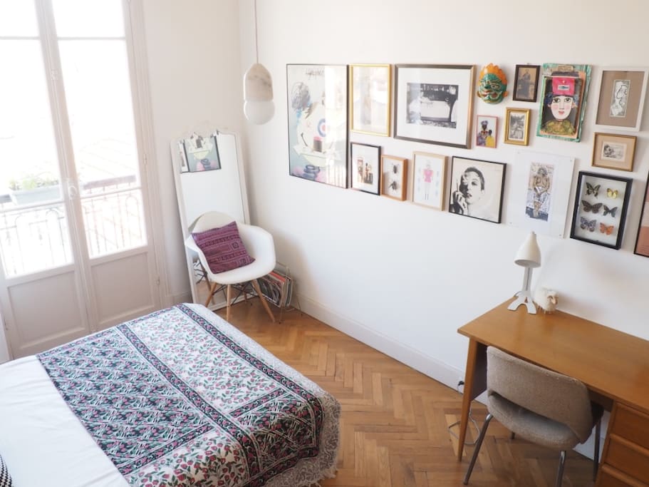 Une chambre trés ensoleillée avec son balcon