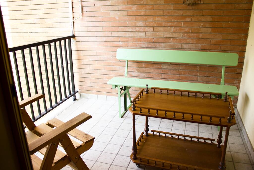 un terrazzino tra sole e pace, perfetto per leggere o semplicemente pensare