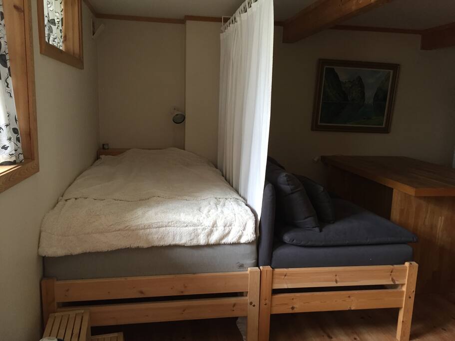 Seng 120x200 cm, sofa kan brukes som ekstra seng 100x200 cm / Queensize bed, sofa can bee used as extra bed