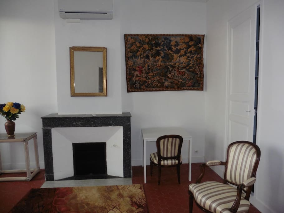chambre lumineuse avec beau mobilier